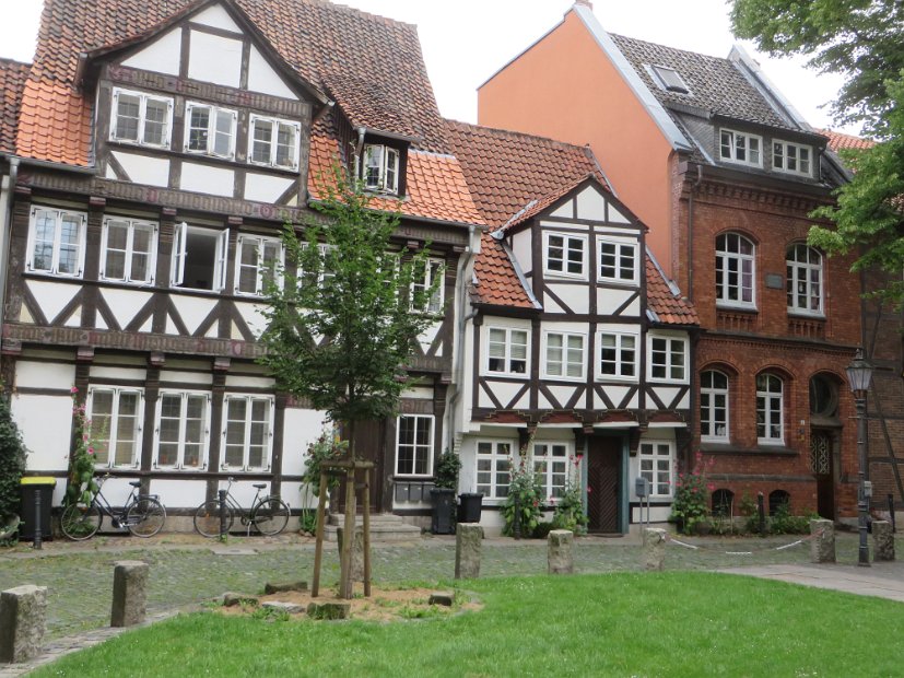 Gemischte gemeindliche Fachwerrkhaeuser  an der Kirche St. Magni