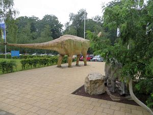 Der Spinophorussaurus auf demm Vorplatz
