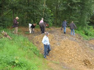 Die Exkursionsgruppe in der Grabungsstätte