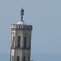 Blick vom Rathausturm auf den Türmer. Eine 4 m hohe Bronzefigur. Der Türmer hat wie der historische Türmer die Aufgabe, die Stadt vor Gefahren zu warnen. 