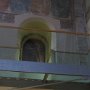 Eine Empore mit Treppe aus 2009. Dieses Ensemble sollte eigentlich nur als Provisorium dienen zur Abwicklung der Feierlichkeiten zur 900Jahresfeier der Krönung Otto IV. Kaiser Otto war und ist in Braunschweig beliebt. Die Prozession ging vom Landesmuseum über Burg Dankwarderode über diese Tür in den Dom zur Grabplatte.  