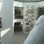 Ein Blick in die Ausstellungsräume des Erdgeschosses